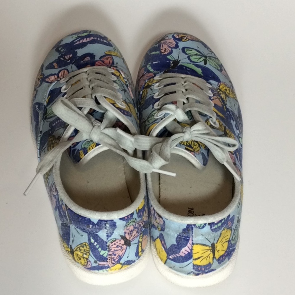 Sneaker Duo - Picture 6 of 7